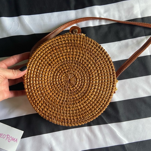 Circular Woven Shell Purse - Picture 2 of 3
